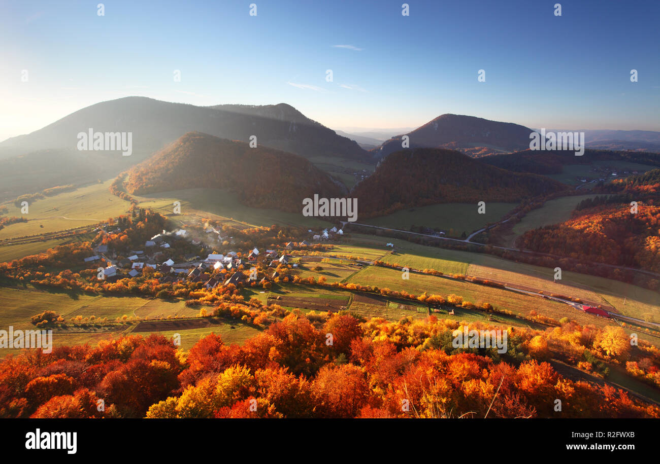 Paesaggio con villaggio in autunno Foto Stock