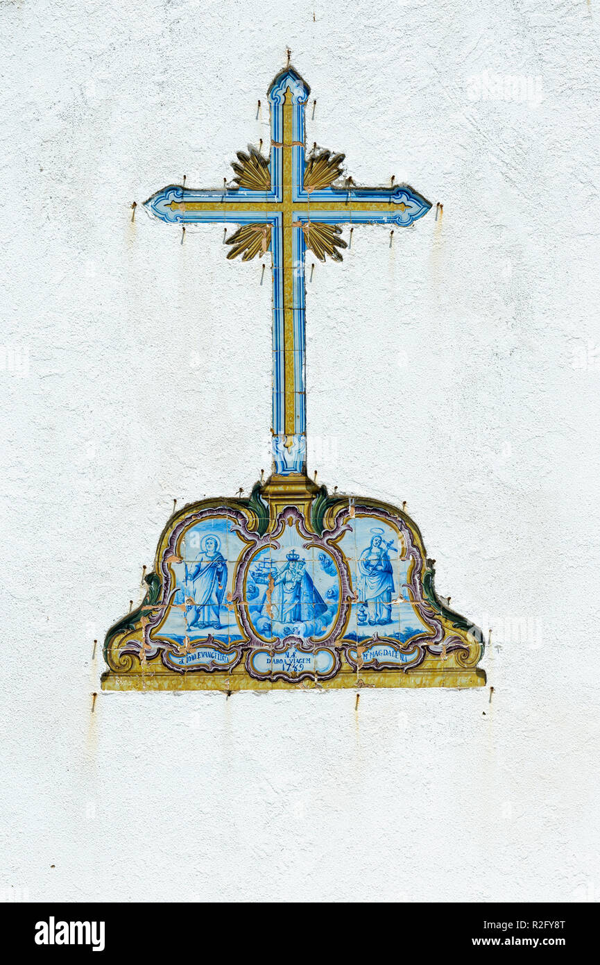 Croce fatta di azulejos su una parete della cappella, Ericeira, costa di Lisbona, Portogallo Foto Stock