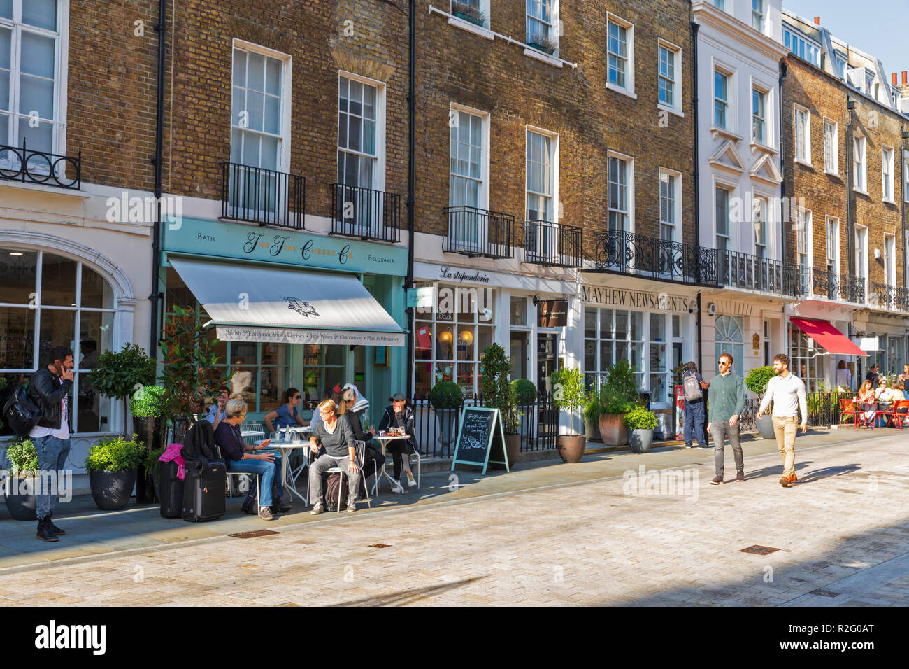 Una vista di Motcomb Street nel quartiere di Belgravia, un lusso popolare destinazione per lo shopping a Londra, Inghilterra, Regno Unito. Foto Stock