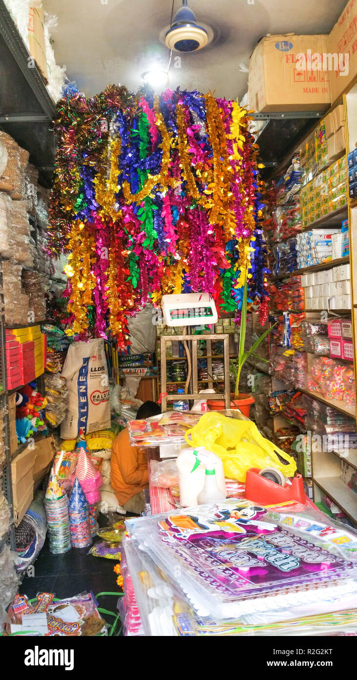 Un artista Lanterna appeso fuori il suo negozio Foto Stock