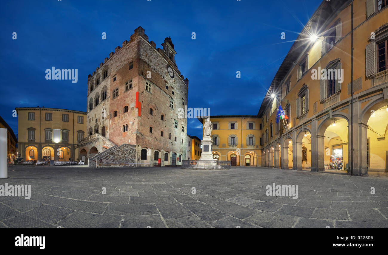 Prato, Italia. Panorama di Piazza del Comune con storico edificio del municipio medievale al crepuscolo Foto Stock