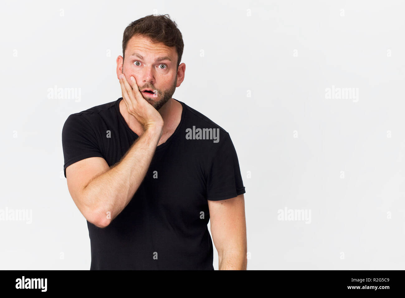 Ritratto di uomo con sconvolto l'espressione del viso isolati su sfondo bianco Foto Stock