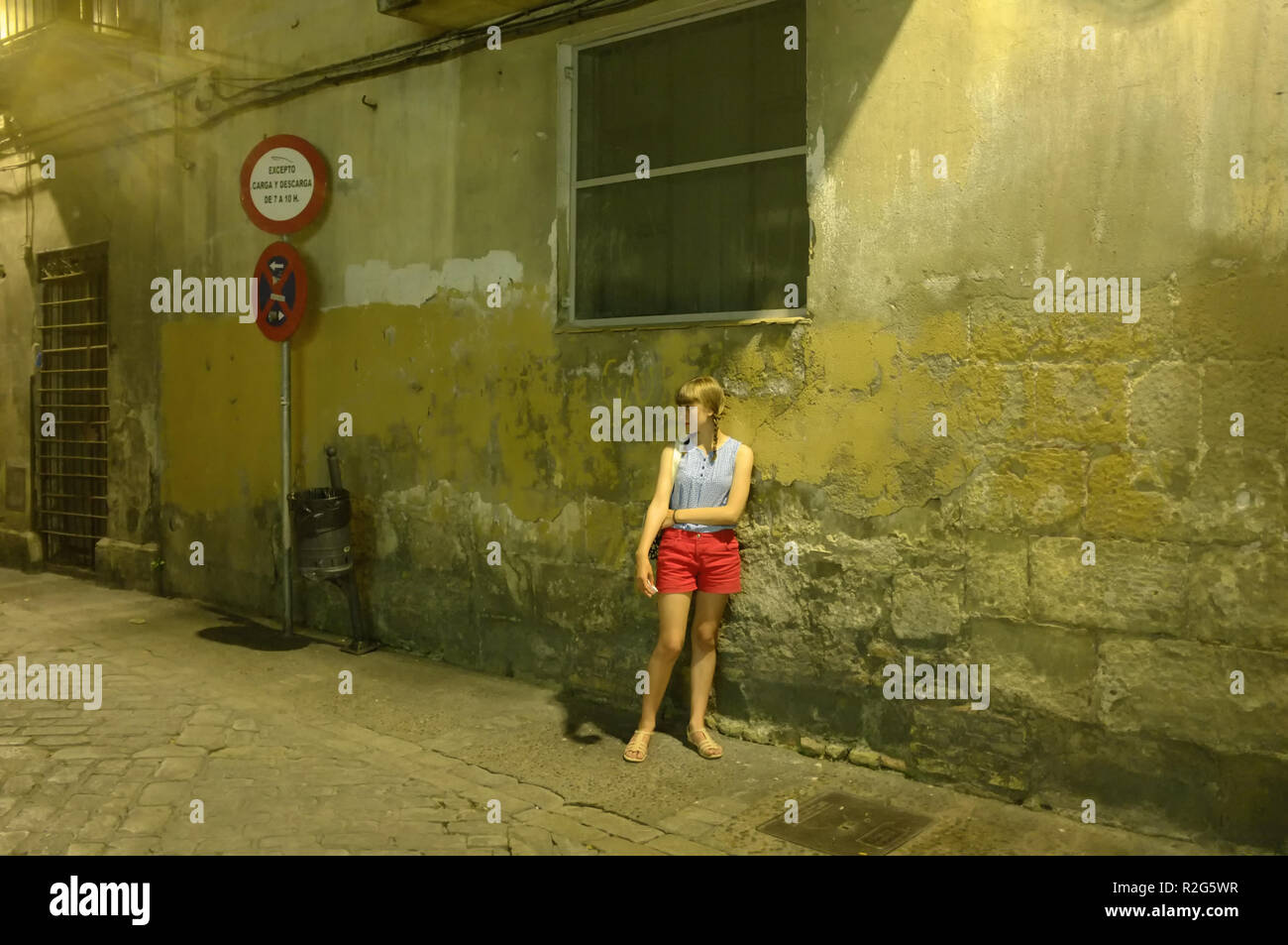 Una giovane ragazza adolescente da soli in vacanza in Spagna Foto Stock