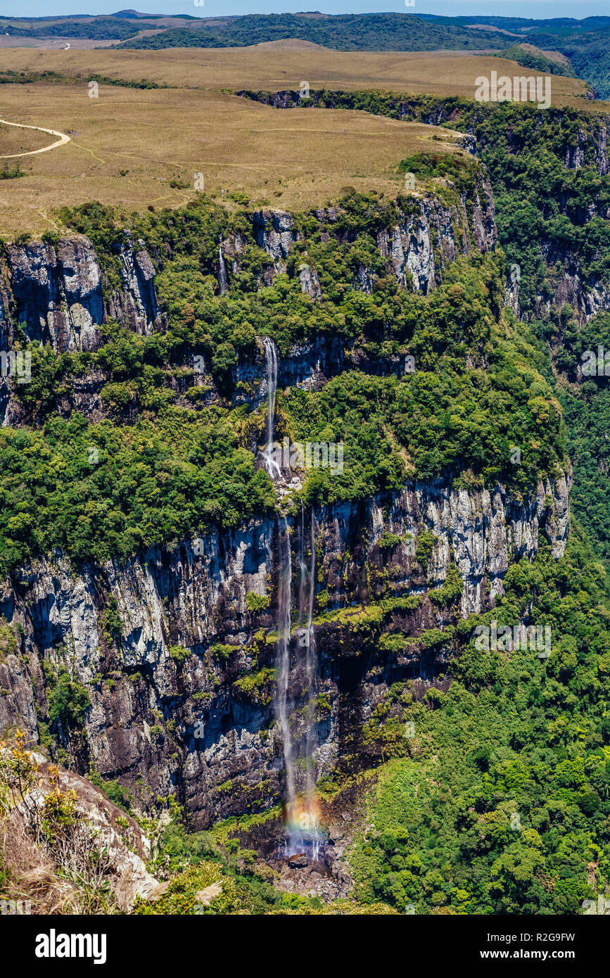 Caduta di acqua che scorre all'interno del canyon del Parco Nazionale Aparados da Serra Foto Stock