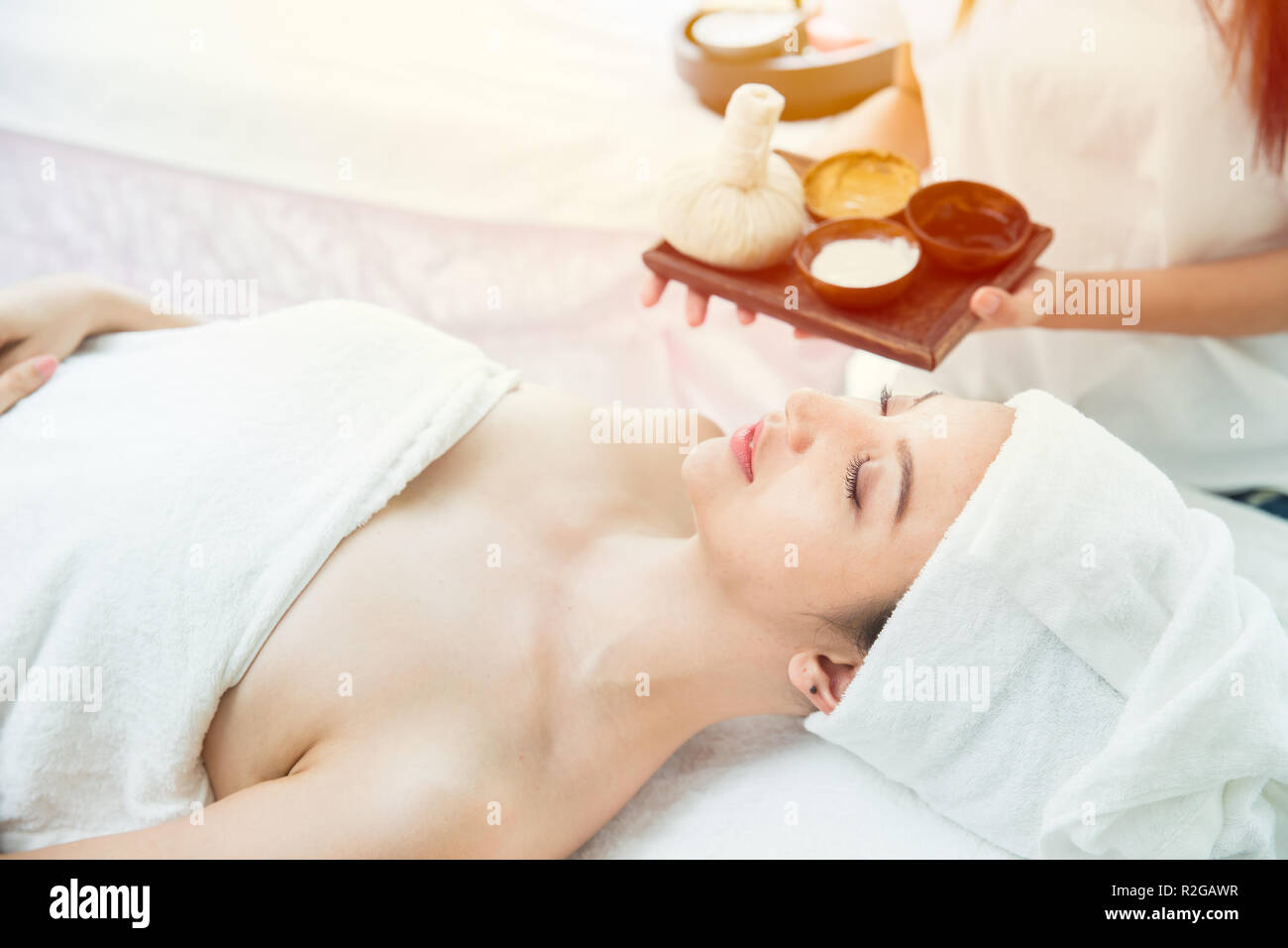Donna che Dorme a spa con aroma profumo naturale massaggio a base di erbe in polvere di pelle. Foto Stock