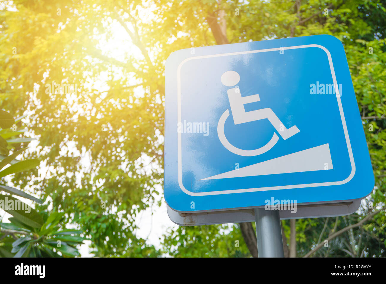 Disabilità percorso pendenza scaletta modo segno distintivo per le persone disabili in luogo pubblico. Foto Stock