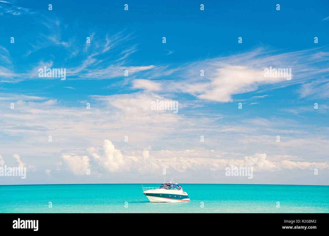 Noleggio barca sul mare o acqua oceanica in st Johns, Antigua, sulla giornata di sole sul cielo blu sullo sfondo. Vacanze estive sui Caraibi. Avventura, viaggiare, wanderlust concept Foto Stock