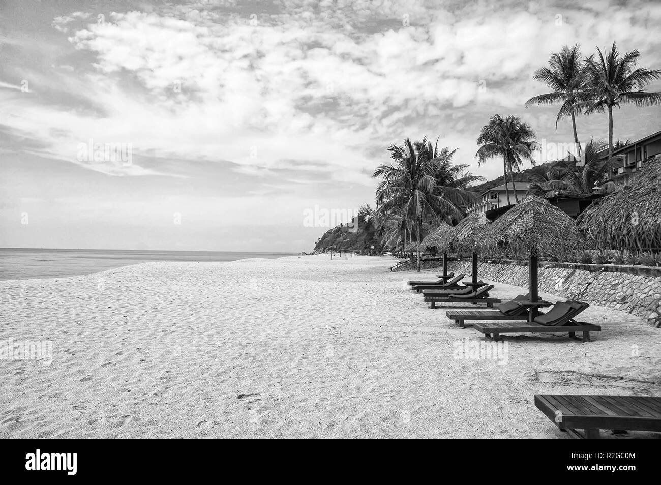 Tropico di sabbia di palme e lettini. Miglior Kuantan beach resorts. Vacanza di Lusso in acque cristalline e spiagge incontaminate. Beach Resorts rango come alcuni dei migliori nella regione. Tropico paradiso al mare. Foto Stock