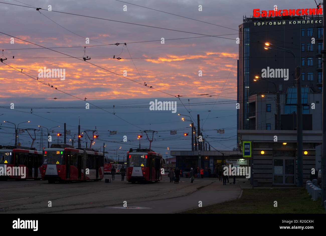 Saint Petersburg, Russia - 16 Novembre 2018: tram in attesa per gli itinerari nel Parco del tram. Mattina al crepuscolo e alba sky. Insegna al neon con la inscrip Foto Stock