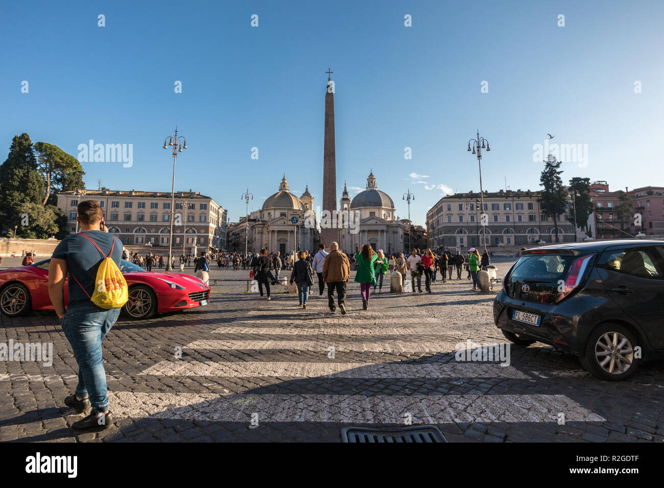 11/09/2018 - Roma, Italia: domenica pomeriggio gruppo misto di persone che attraversano la strada da Piazza del Popolo nel centro di Roma Foto Stock