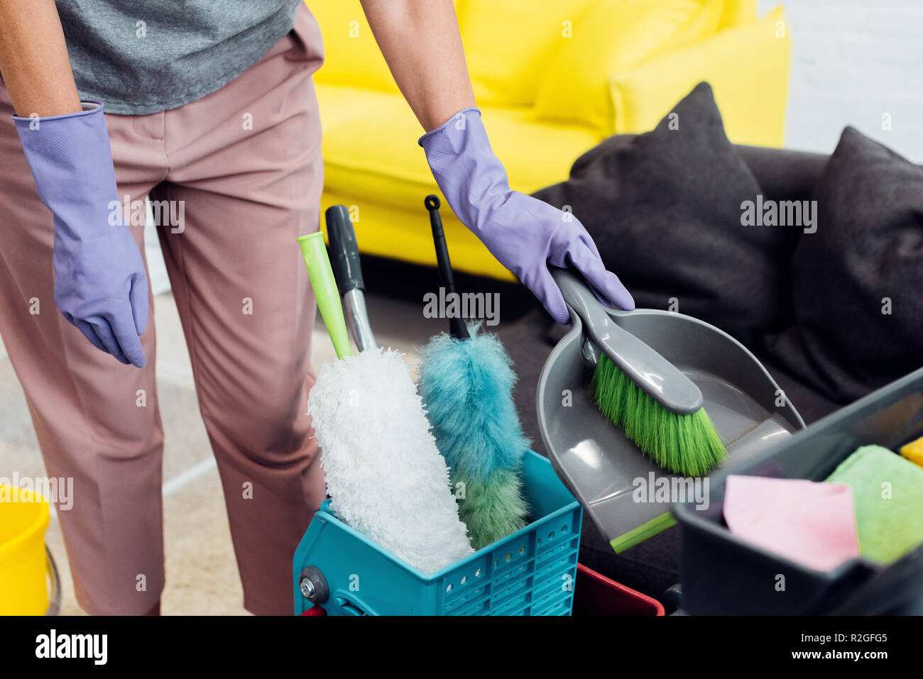 Close up della donna in guanti con forniture di uso domestico Foto Stock