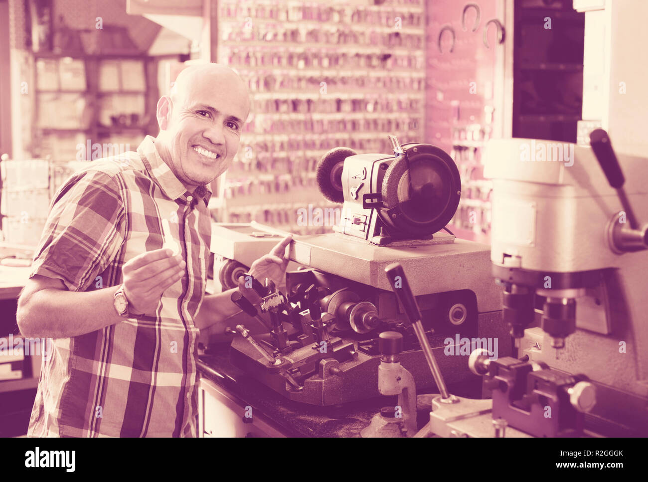 Professional positivo tasto contento taglierina rendendo le chiavi della porta di copie in Fabro Foto Stock