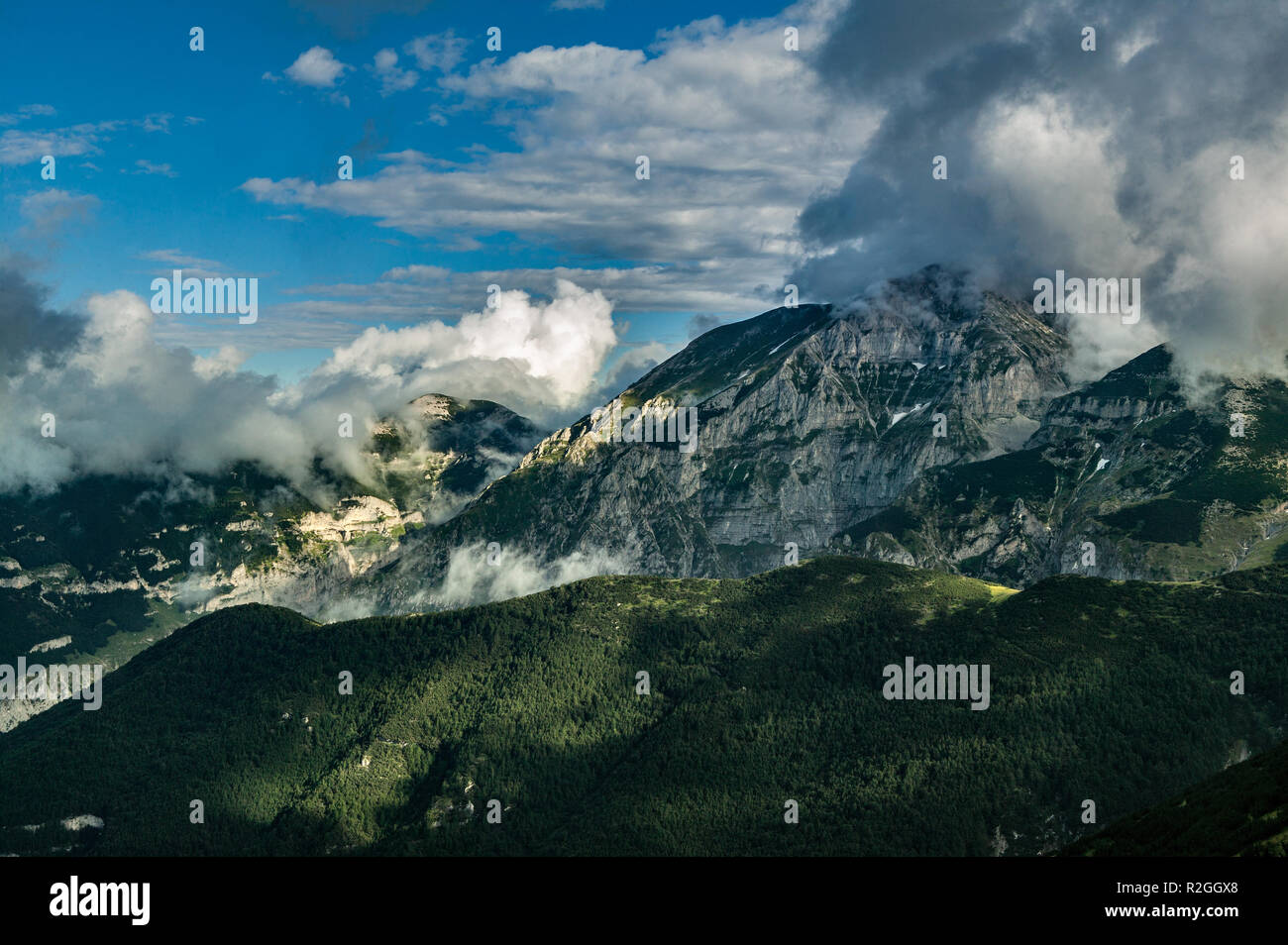 Nuvole tempestose dopo una tempesta estiva. Parco Nazionale della Majella, Abruzzo, Italia, Europa Foto Stock