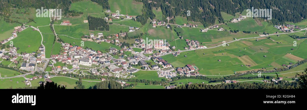 Neustift im Stubaital e la Valle dello Stubai come visto dalla vetta del Monte Elfer, Tirolo, Austria Foto Stock