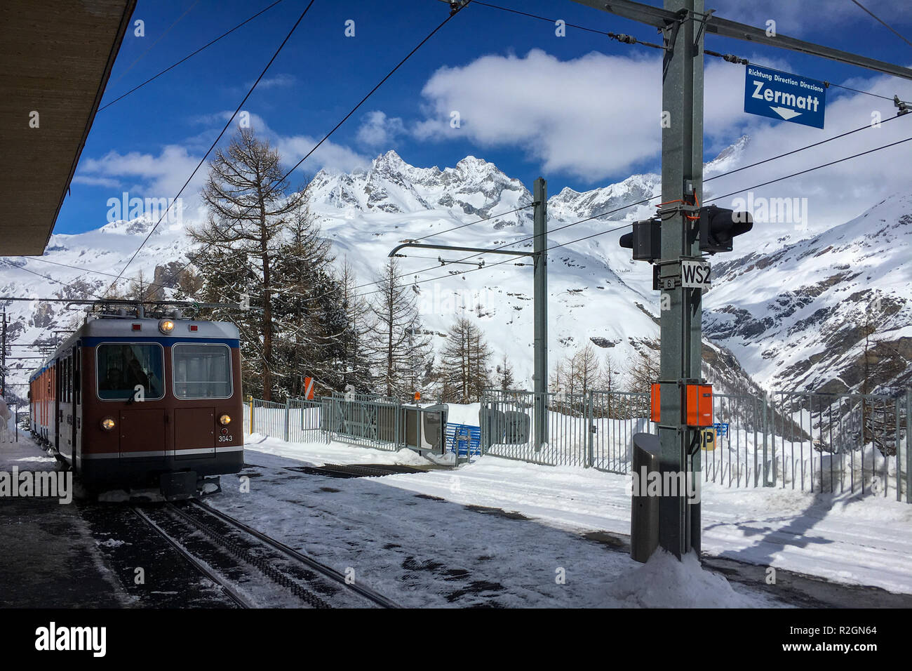 Zermatt, Svizzera - 20 Marzo 2018: un treno della tradizionale via ferrovia Gornergratbahn si sta avvicinando alla stazione Riffelalp Foto Stock