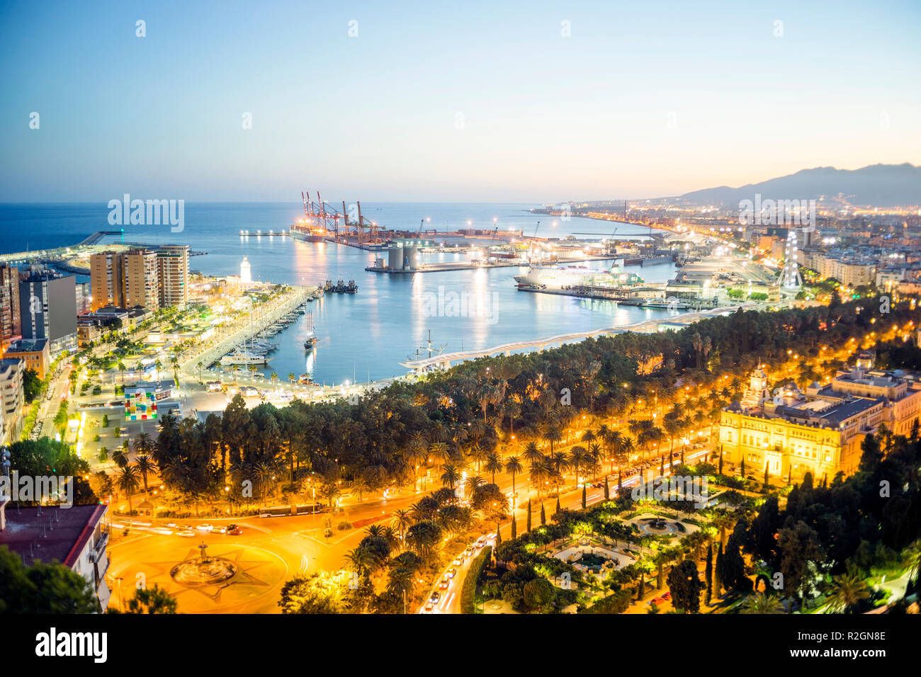 Malaga skyline con porta sul Mare Mediterraneo di sera, Andalusia, Spagna Foto Stock