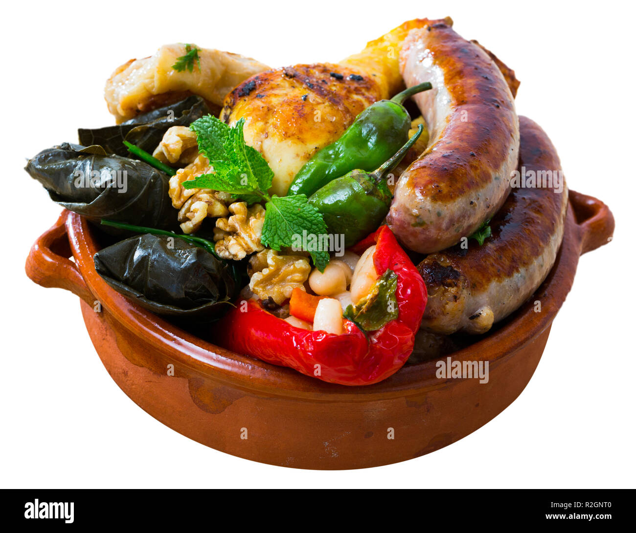 Piatto di Cucina Bulgara Kapama - piastra con vari tipi tradizionali di carne. Isolato su sfondo bianco Foto Stock