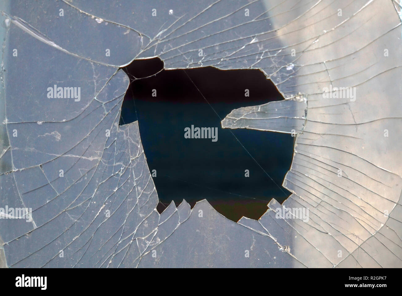 Abbandonata e fatiscente negozio di fronte per la rottura di vetri. Le difficoltà economiche e la depressione. Fotografato a Atene, Grecia Foto Stock