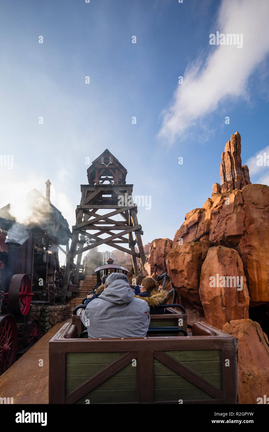 Disneyland Paris, Francia, Novembre 2018: all'interno del Big Thunder Mountain Railroad. Un roller coaster all'interno di Frontierland a Disneyland Parigi. Foto Stock