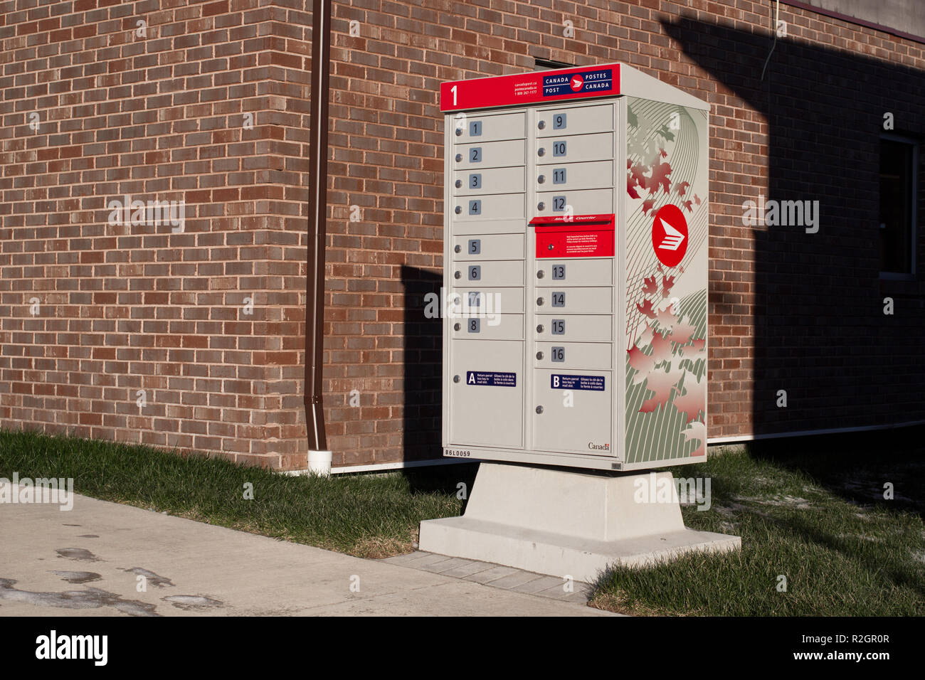 Truro, Canada - 18 Novembre 2018: casella postale della Comunità accanto al marciapiede. Canada Post Corporation Canada è la principale fornitore del servizio postale ed è un Canad Foto Stock
