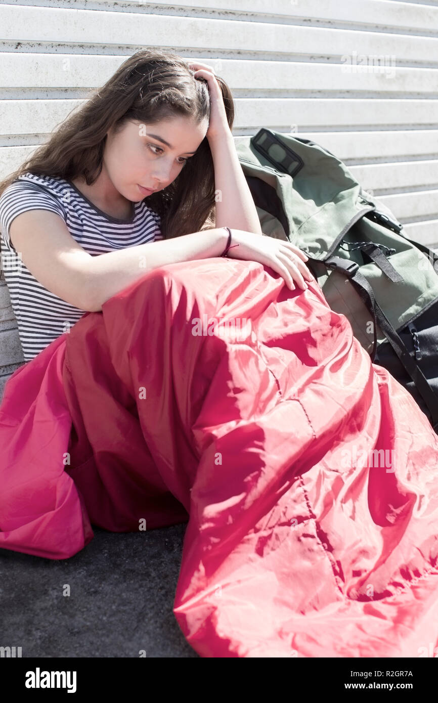 Vulnerabili ragazza adolescente di dormire sulla strada Foto Stock