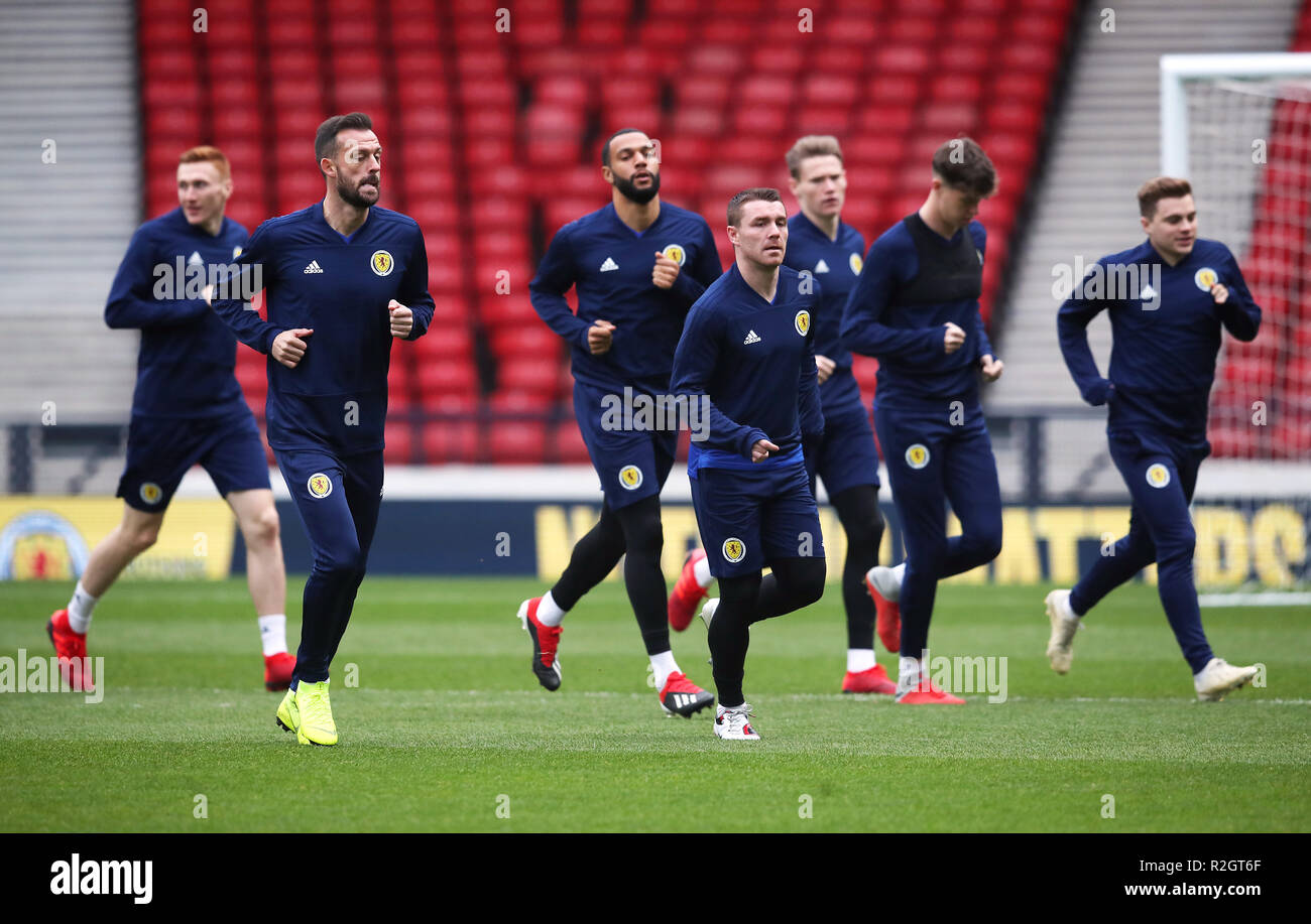 Scozia Steven Fletcher (seconda a sinistra), John Fleck (centro) e James Forrest (a destra) con i compagni di squadra durante la sessione di formazione all'Hampden Park, Glasgow. Foto Stock