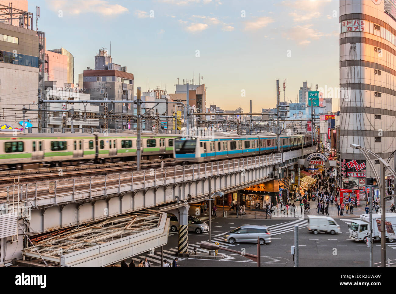 Paesaggio urbano al quartiere degli affari di Ueno all'alba, Tokyo, Giappone Foto Stock