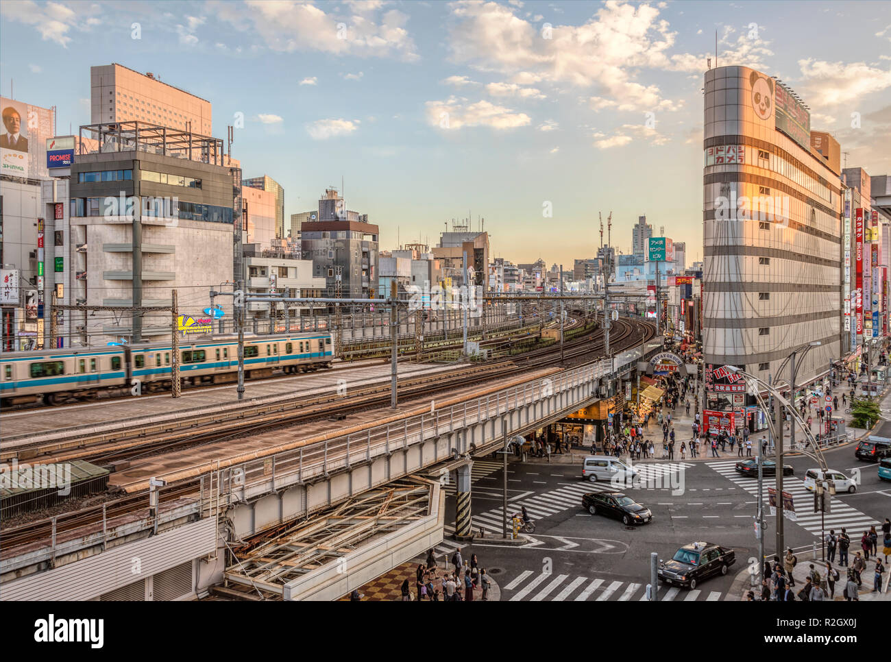 Paesaggio urbano al quartiere degli affari di Ueno all'alba, Tokyo, Giappone Foto Stock
