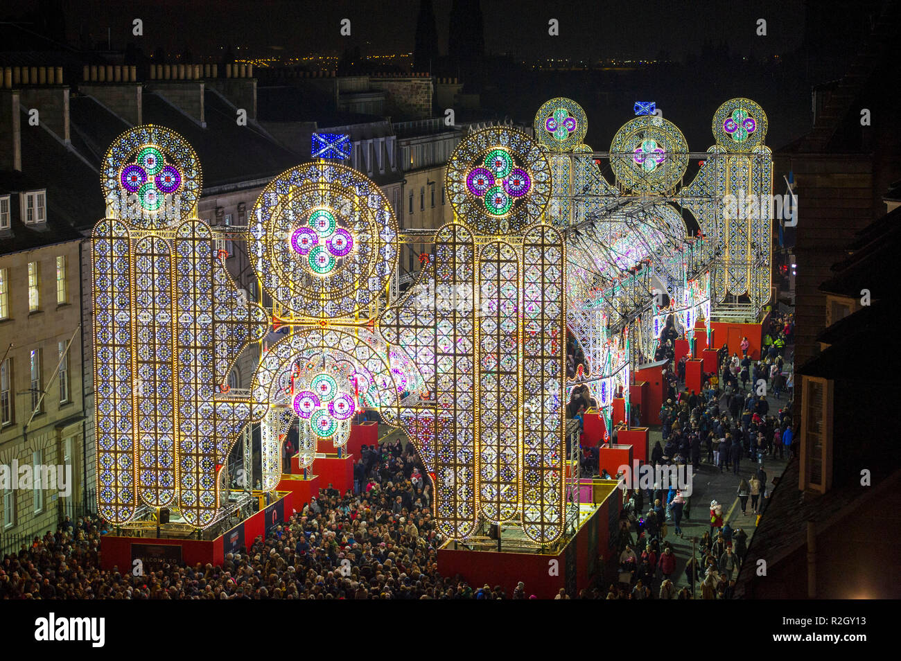 L'inizio ufficiale dell'EdinburghÕs Natale, la luce di notte, George Street, Edimburgo. Foto Stock