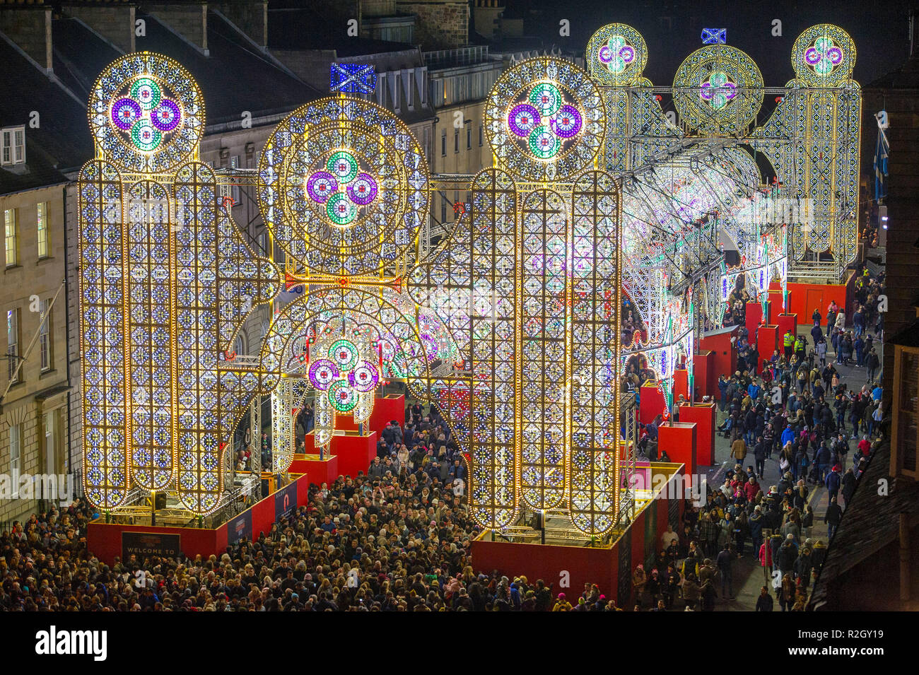 L'inizio ufficiale dell'EdinburghÕs Natale, la luce di notte, George Street, Edimburgo. Foto Stock