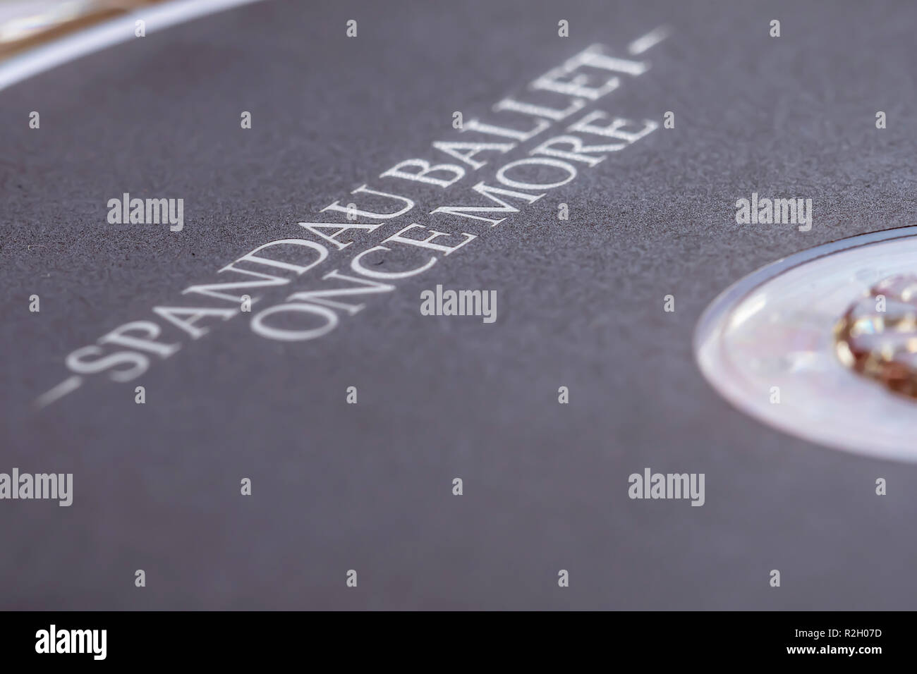 Primo piano della parte superiore di un CD (compact disk), "Ancora una volta" da Spandau Ballet. Music Media compact disc. Foto Stock