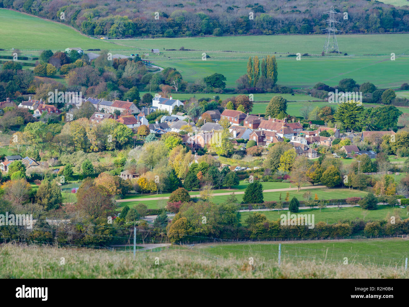 Vista aerea del villaggio e parrocchia civile di Fulking sulle pendici del South Downs in a Henfield, West Sussex, in Inghilterra, Regno Unito. Foto Stock