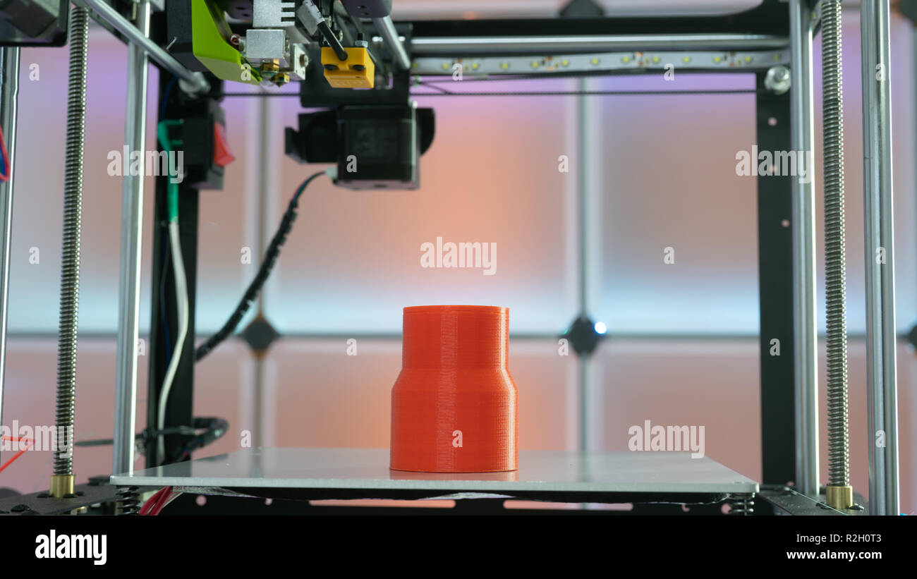 Stampante 3d e filamenti di plastica sul colore di sfondo Foto Stock
