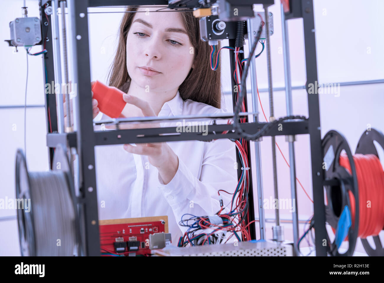 Giovani donne designer in 3d di laboratorio di stampa Foto Stock