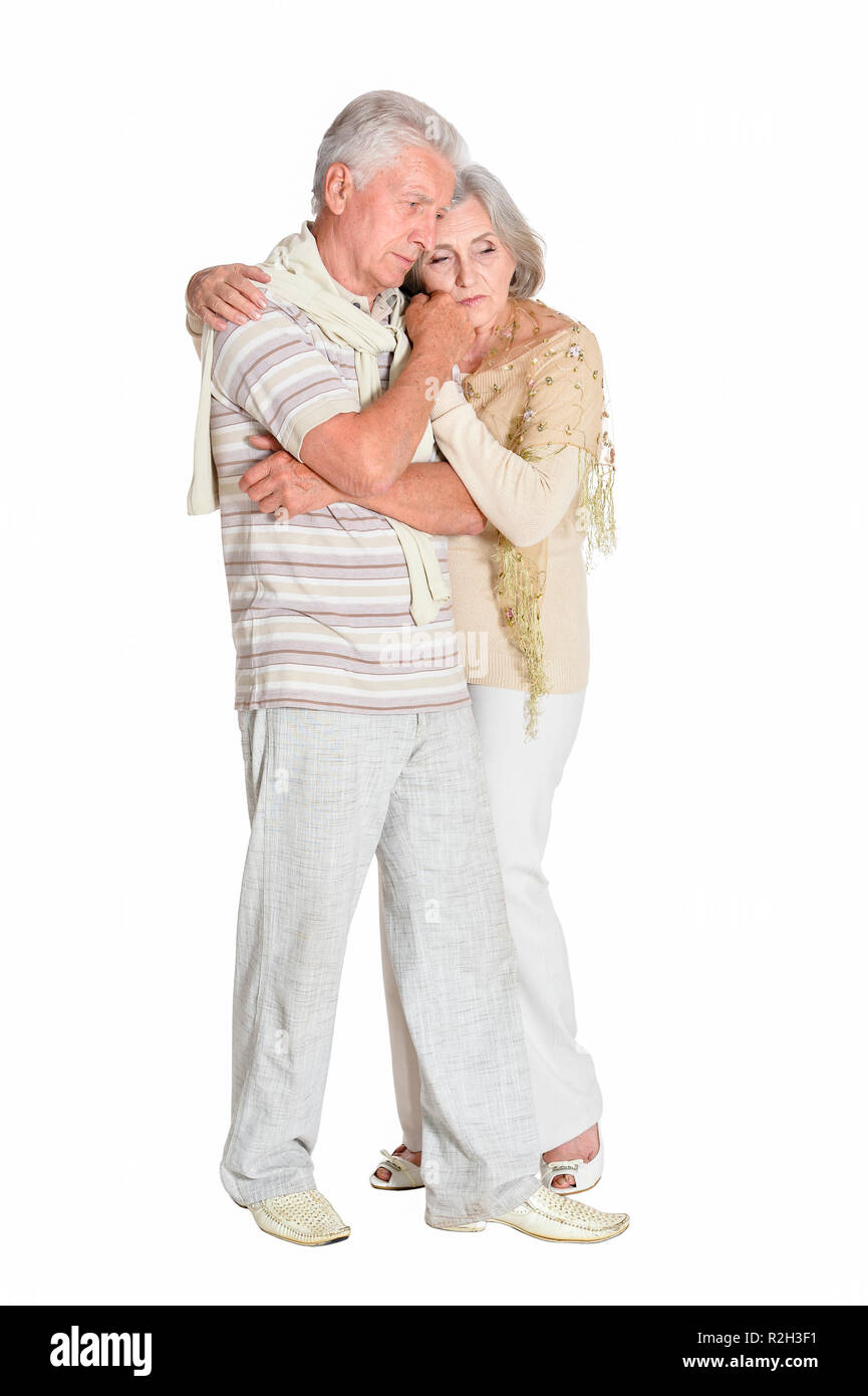 Ritratto di coppia senior avvolgente su sfondo bianco Foto Stock