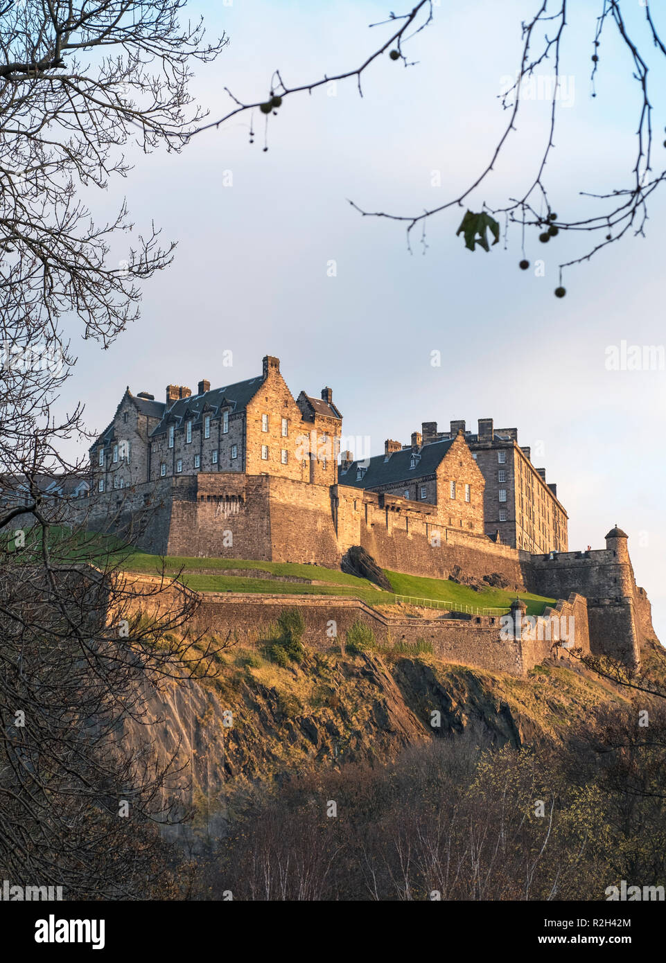 Vista sul castello di Edimburgo bastioni da Princes Street Gardens. Foto Stock