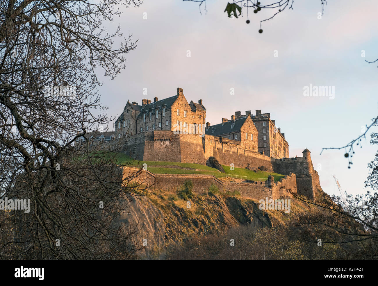 Vista sul castello di Edimburgo bastioni da Princes Street Gardens. Foto Stock