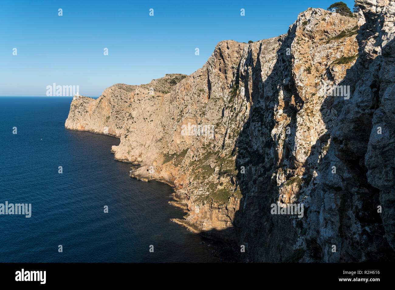 Steilküste und Leuchtturm lontano de Formentor, Cap Formentor, Mallorca, Balearen, Spanien | ripida costa e del faro lontano de Formentor, Cap de Forme Foto Stock