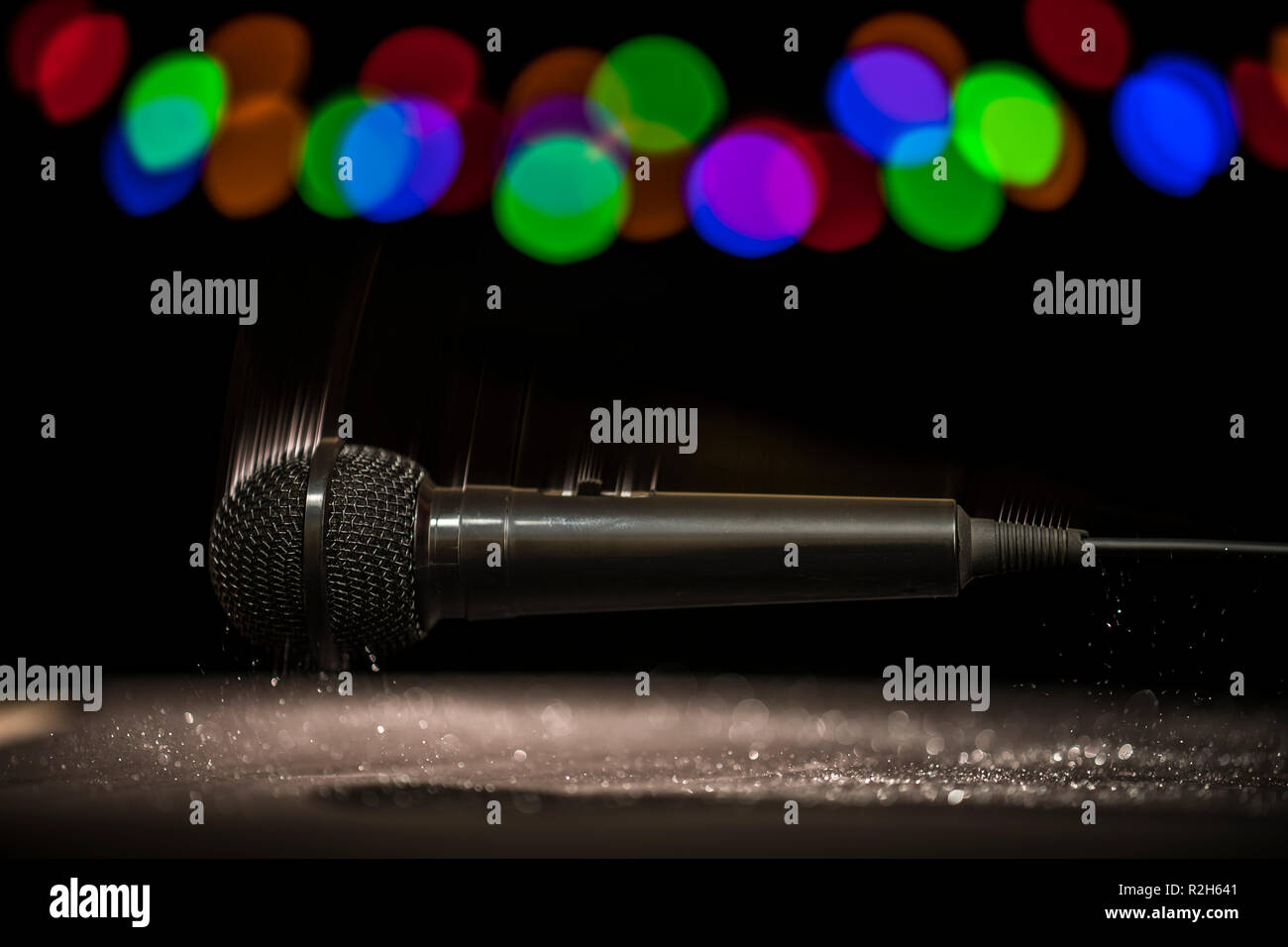 Mic Drop! Un microfono caduta su un piano del palcoscenico Foto stock -  Alamy