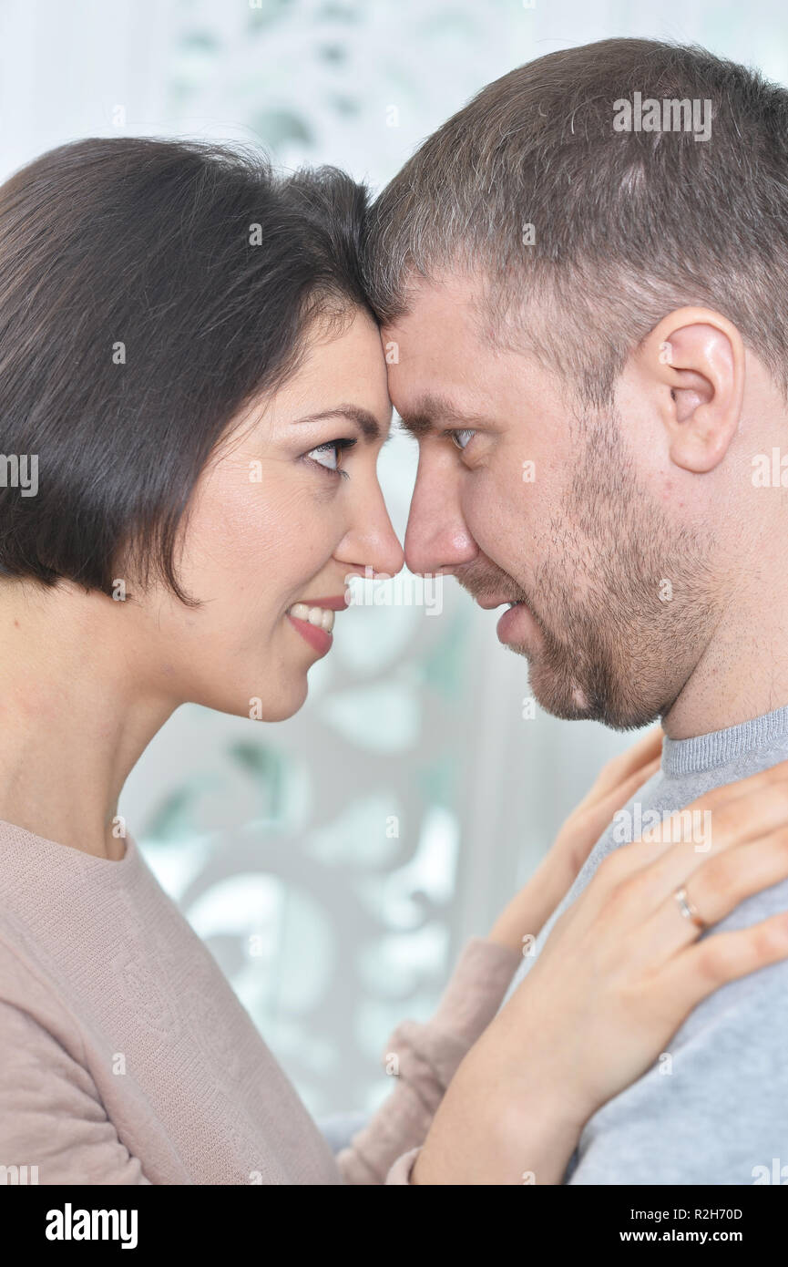 Ritratto di bella un bel paio di posa Foto Stock