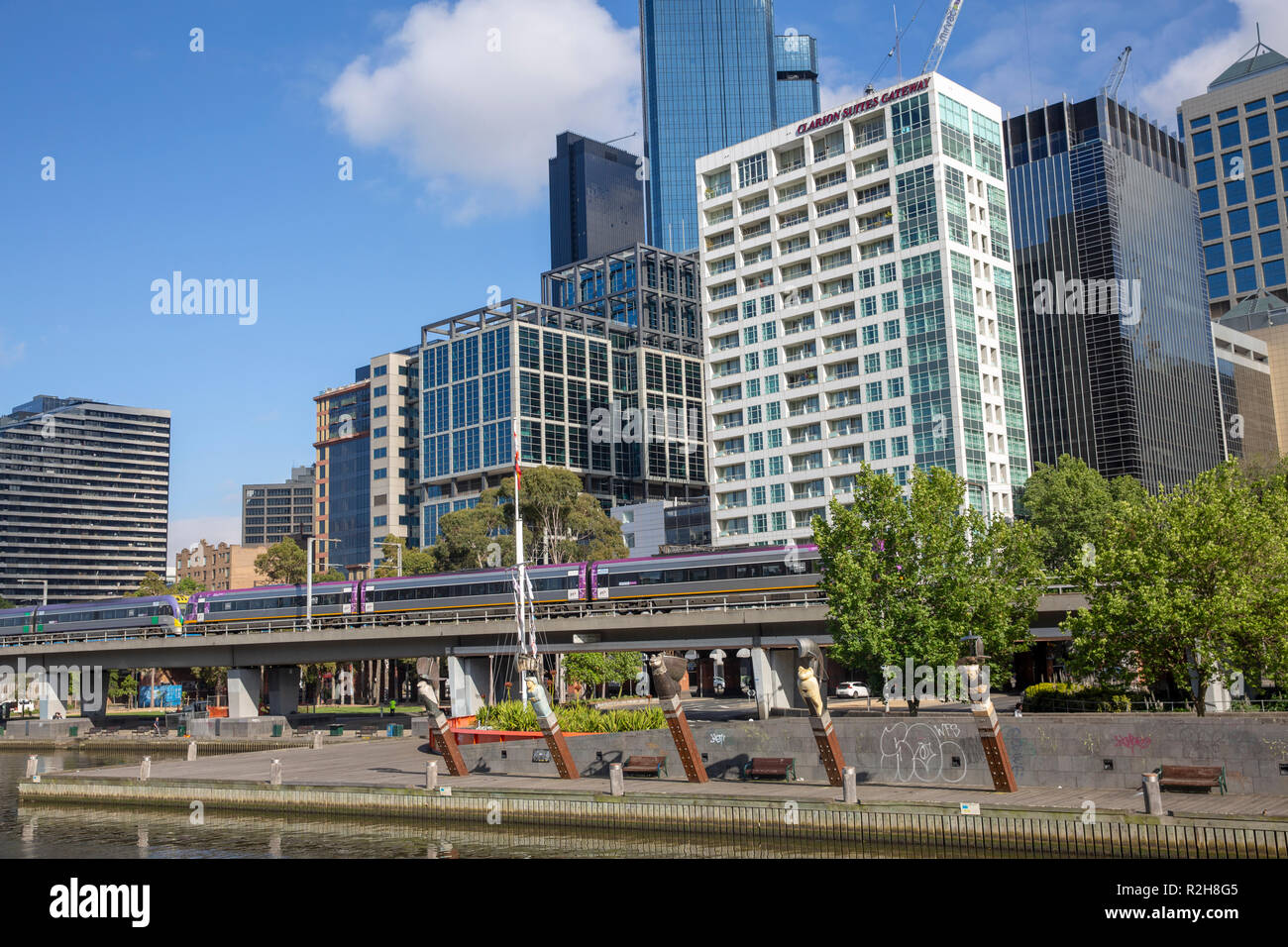 Nel centro di Melbourne, con treno metro passando edifici di uffici commerciali,Victoria, Australia Foto Stock