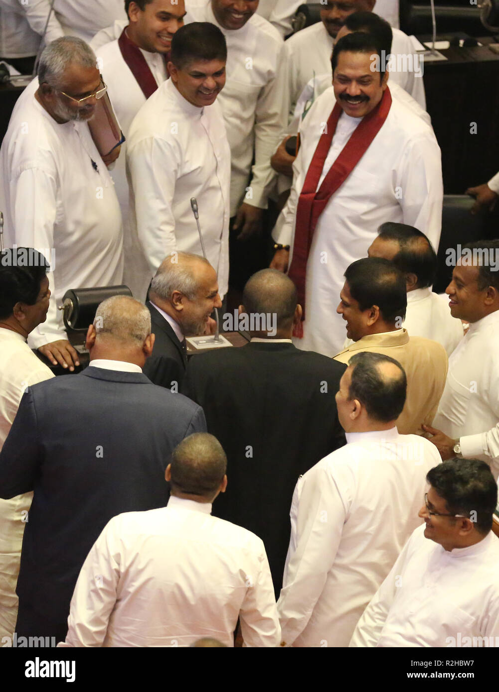 Lo Sri Lanka. Xix Nov, 2018. Sri Lanka dell ex presidente e recentemente nominato Primo Ministro Mahinda Rajapaksa parla per lo Sri Lanka Muslim Congress leader Rauff Hakeem e tutti Ceylon Makkal leader del Congresso Rishad Bathiudeen prima di lasciare il Parlamento in Colombo, Sri Lanka, Lunedì 19 Novembre, 2018. Credito: Pradeep Dambarage/Pacific Press/Alamy Live News Foto Stock