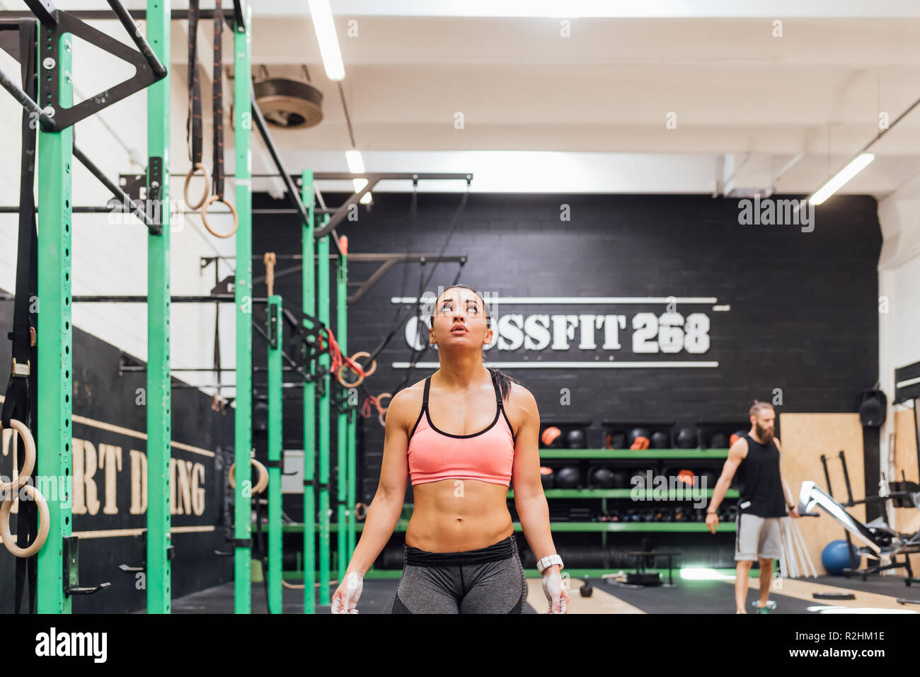 Giovane donna allenamento indoor crossfit palestra - attività sportive, formazione, uno stile di vita sano concetto Foto Stock