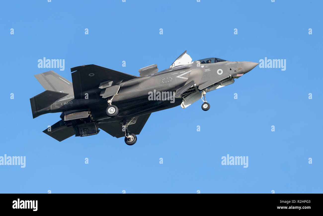 Un REGNO UNITO F-35B Lightning II da 617 Squadriglia con base a RAF Marham, in occasione di una visita a RNA Culdrose, effettuata un circuito aereo e due approcci perse Foto Stock