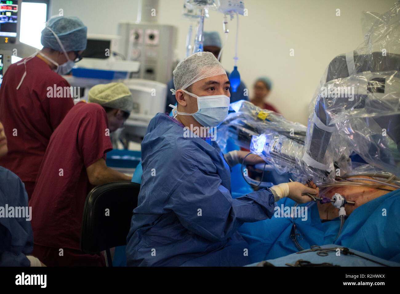 Chirurgo robotico da Vinci robot Xi operando una procedura chirurgica per la rimozione di una vescica al University College London Hospital di Londra, Inghilterra, Regno Unito Foto Stock