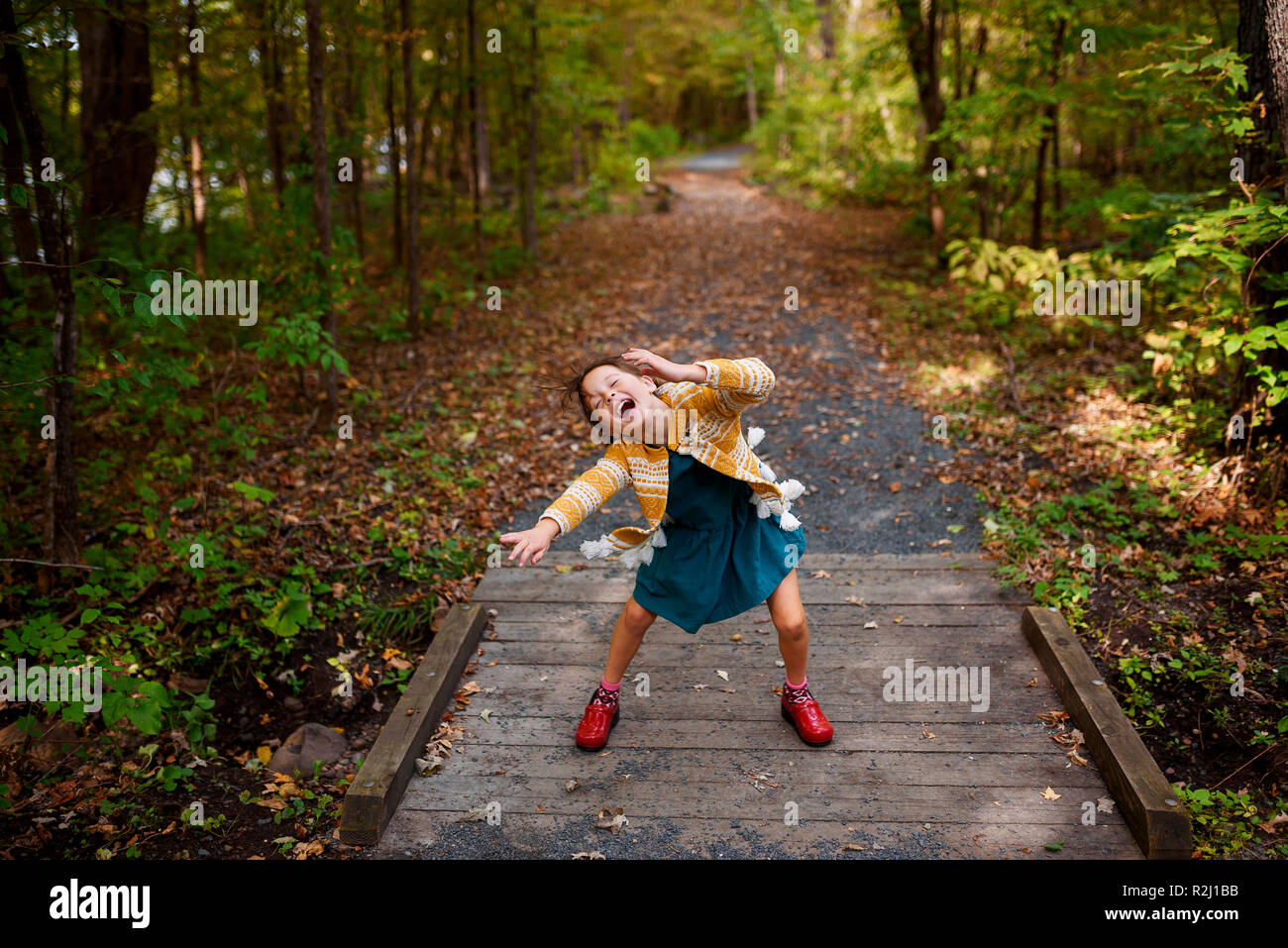 Ragazza in piedi su un ponte pedonale essendo stupido, Stati Uniti Foto Stock