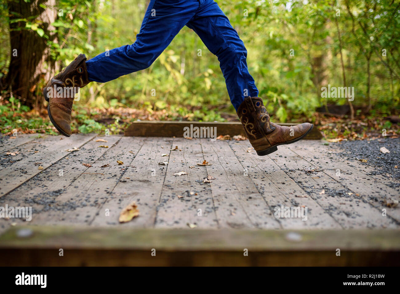 Ragazzo in esecuzione attraverso un piccolo ponte pedonale, Stati Uniti Foto Stock