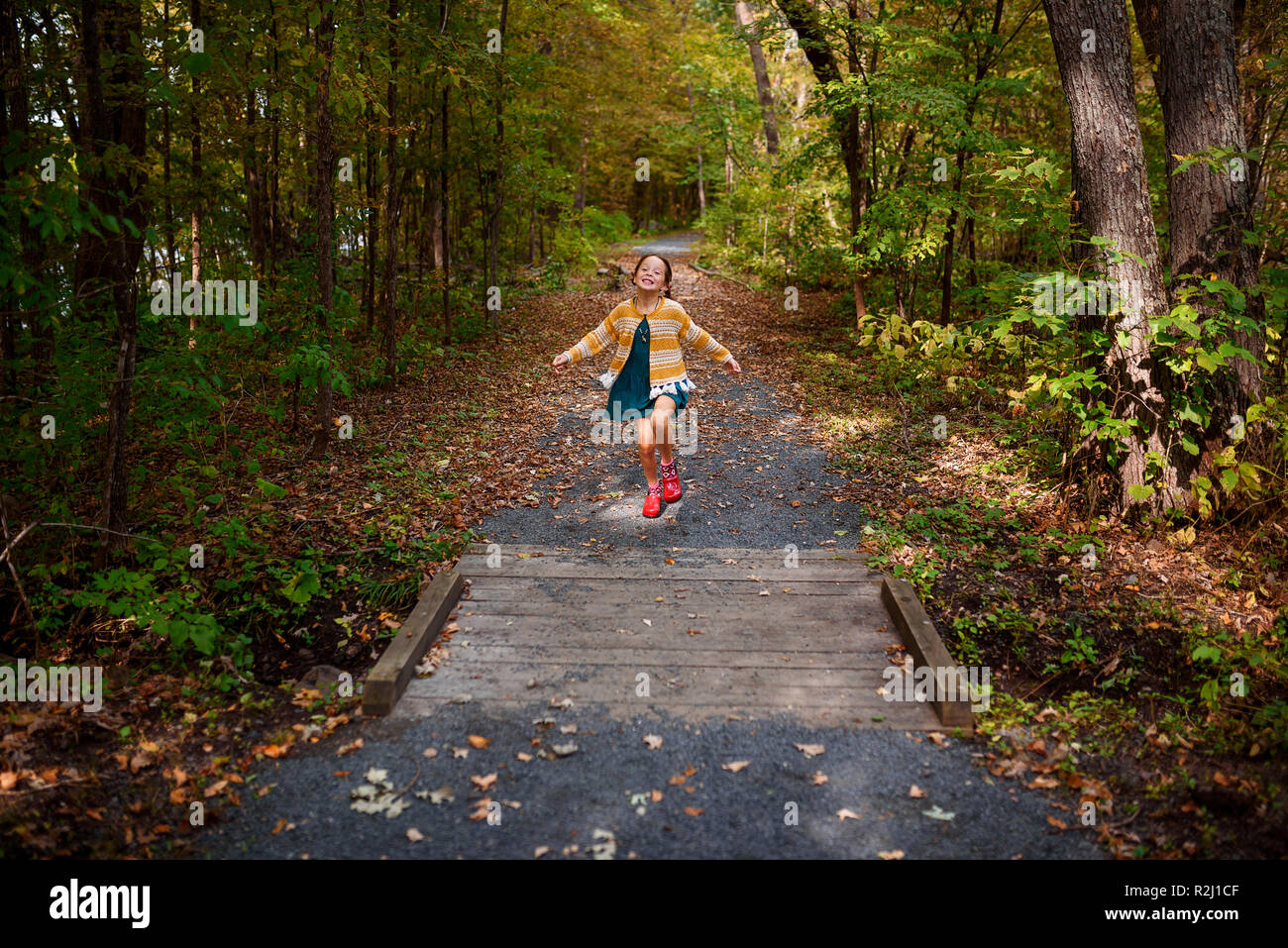 Ragazza che corre lungo un sentiero, Stati Uniti Foto Stock