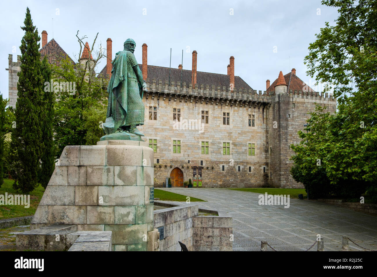 Guimaraes, Portogallo - 31 Maggio 2018 : Statua del primo re del Portogallo D' Afonso Henriques. Guimaraes, Portogallo Foto Stock