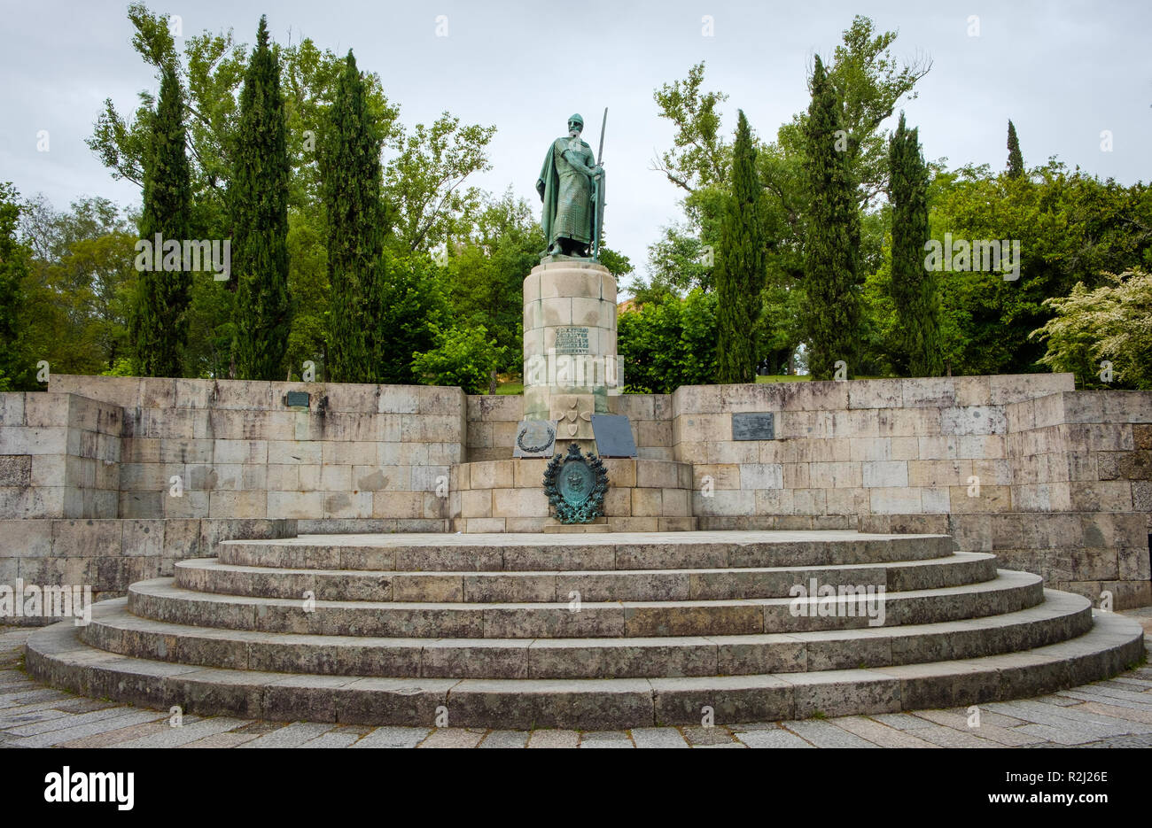 Guimaraes, Portogallo - 31 Maggio 2018 : Statua del primo re del Portogallo D' Afonso Henriques. Guimaraes, Portogallo Foto Stock